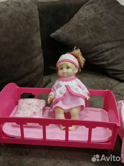 Кровать и куколка