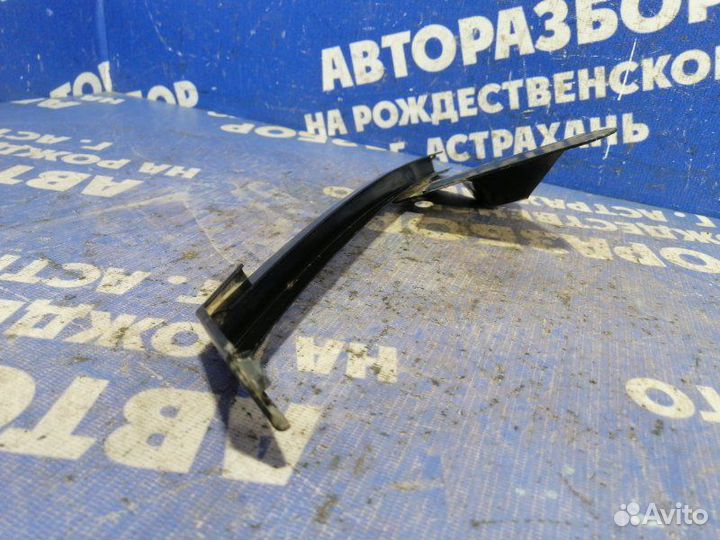 Направляющая стекла двери Hyundai Sonata 4 седан