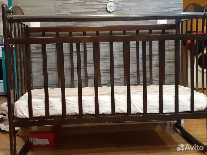 Детская кроватка с маятником