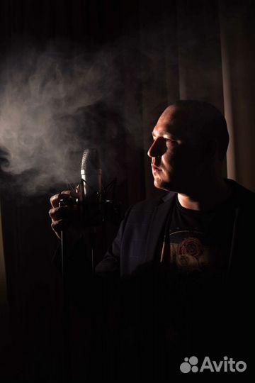 Профессиональный диктор с универсальным голосом