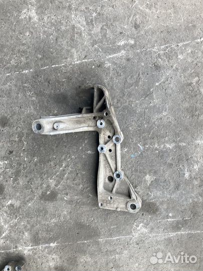 Skoda Octavia A5 кроштейн рычага левого 1K0199295E