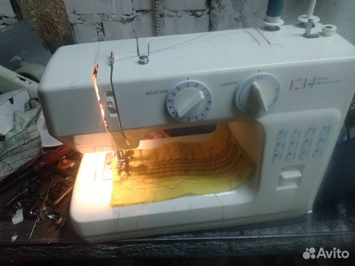 Машинка шьет