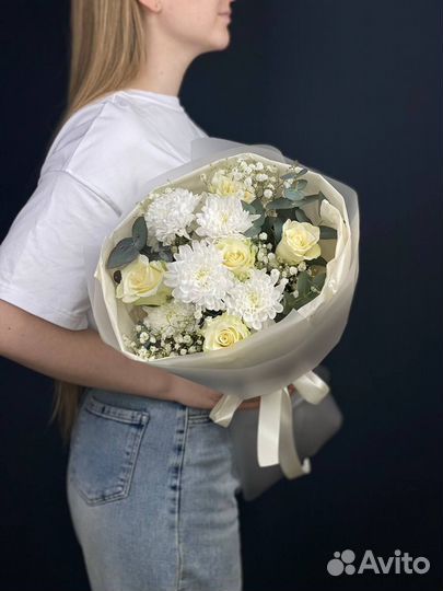 Букет роз с хризантемой