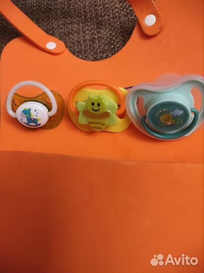 Детский слюнявчик, соски пустышки, ложка, вилка