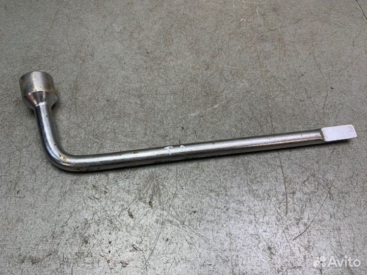 Ключ балонный Toyota Avensis T250 универсал 2.0