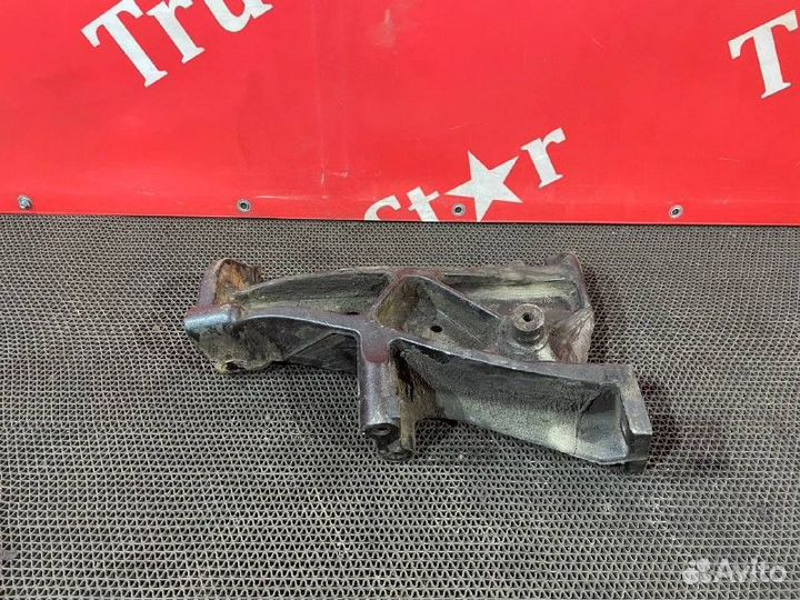 Кронштейн переднего бампера правый Scania 5-series