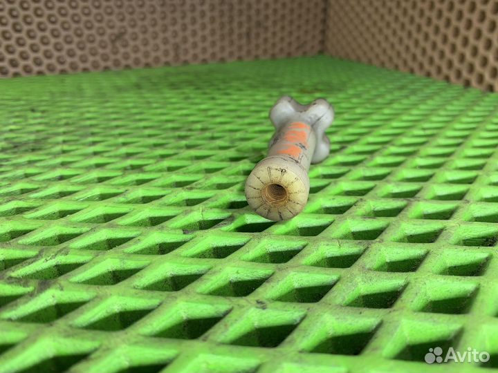 Крепление бачка омывателей Mercedes-Benz w124