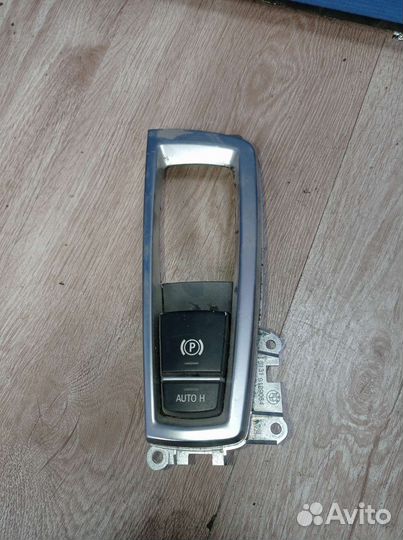 Кнопка ручника с рамкой на BMW Е серии