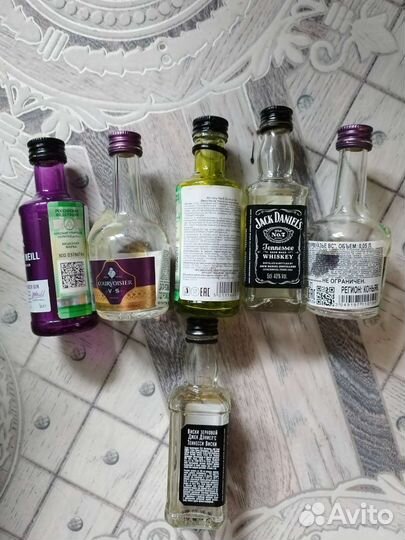 Бутылочки из под коньяка, виски и джина. Пустые)