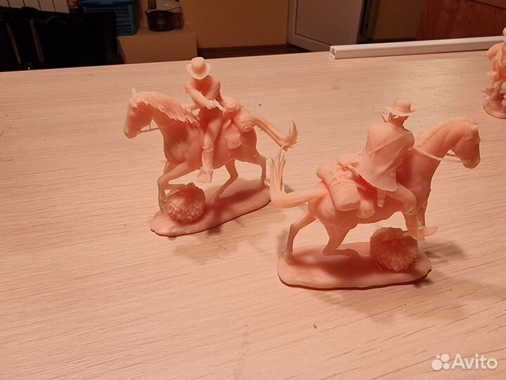 Миниатюры 16 всадников и 8 фигурок