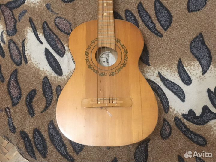 Акустическая гитара