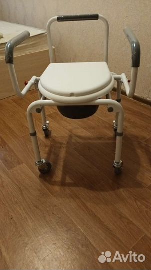 Кресло-стул с санитарным оснащением (на колесах)