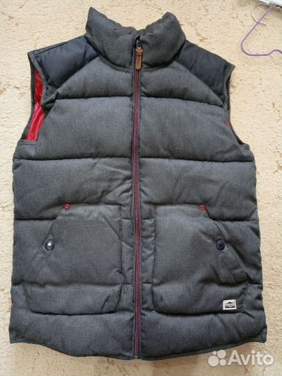 Жилеты фирм.для мальчика р. 158