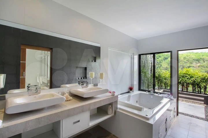 Гостиница с бассейном, Моне*