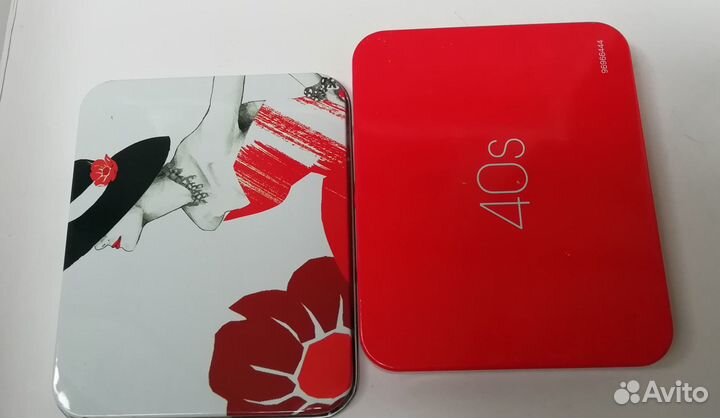 Коробочка металлическая красно-белая 11 на 9 см