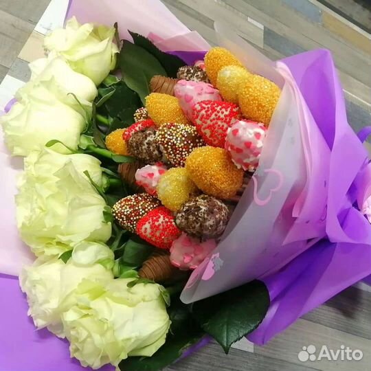 Белые розы и ароматная клубника в шоколаде