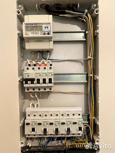 Сборка электрощитов по схеме и без