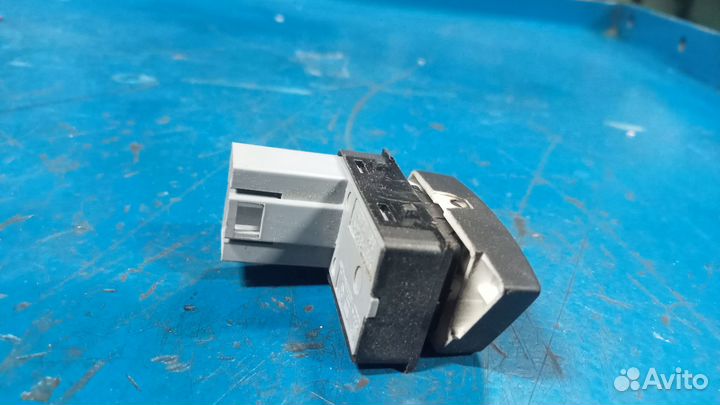 Кнопка стеклоподъемника задней левой двери Октавия