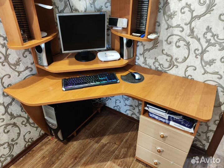 Компьютерный стол