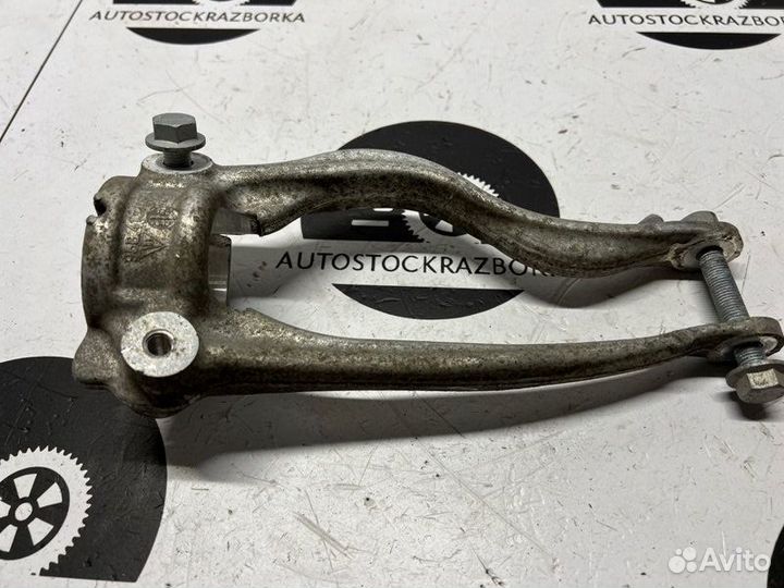 Кронштейн амортизатора передний левый Porsche