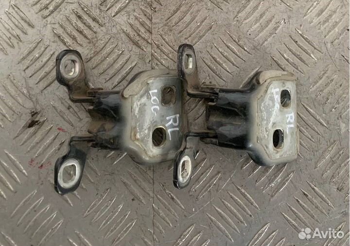 Петли двери задней левой Рено Логан 1