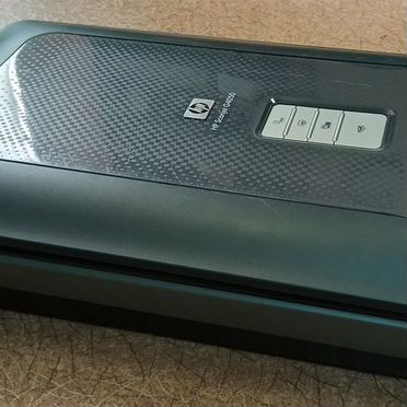 Сканер HP Scanjet G4050 сканирует фотопленку