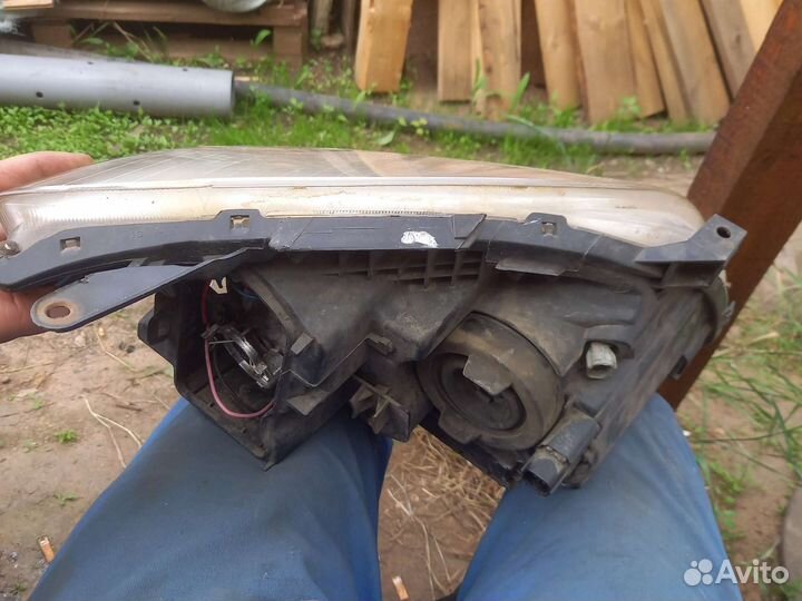 Фары передние авенсис