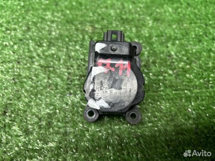 Моторчик заслонки печки Ford Focus 3