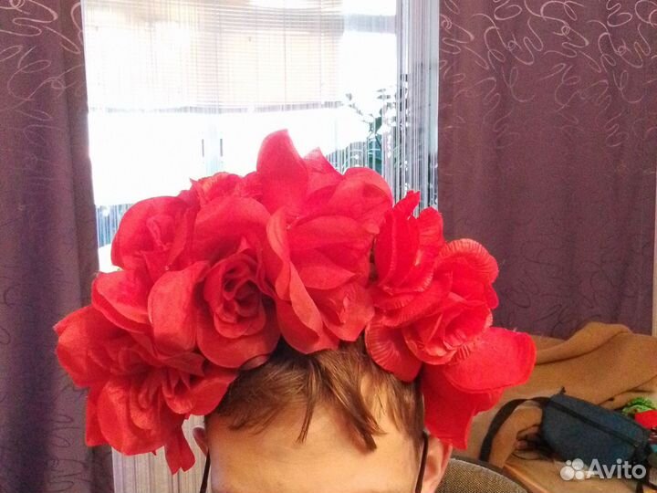 Ободок с искусственными цветами красного цвета