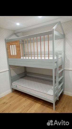 Двухьярусная кровать с окном