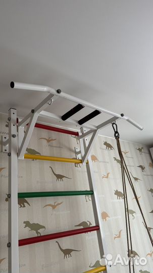 Шведская стенка с турником и качелей