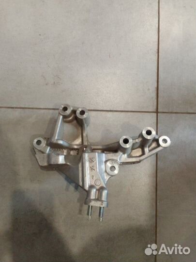 Кронштейн крепления двигателя передний левый