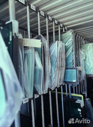 Стекло правое возле стрелы JCB JS 220