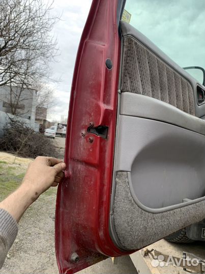 Передняя левая дверь GMC jimmy