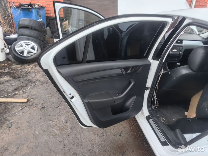 Задняя левая дверь белая Skoda Rapid