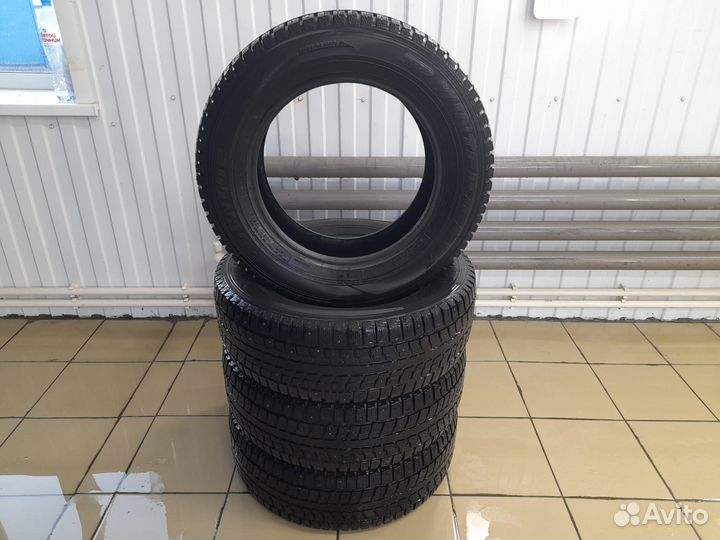 Dunlop SP Winter Ice 01 215/65 R16 102T