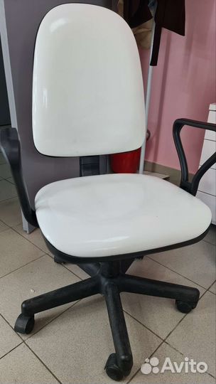 Офисное кресло, стул на колёсах