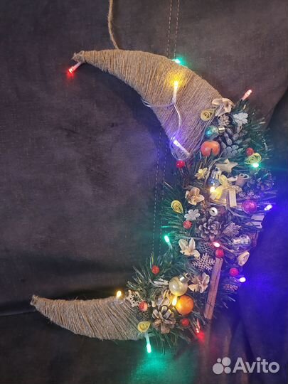 Новогодний венок в виде полумесяца