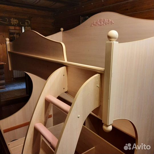 Кровать двухьярусная