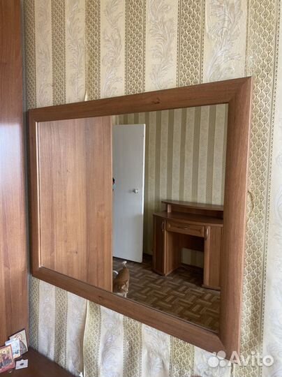 Туалетный столик с зеркалом