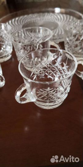 Хрустальный кружки с хрустальным блюдом