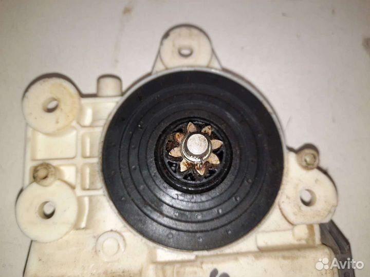 Моторчик стеклоподъемника Toyota Avensis 2