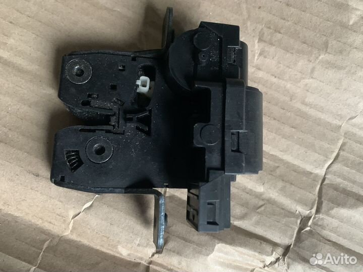 Замок багажника nissan march