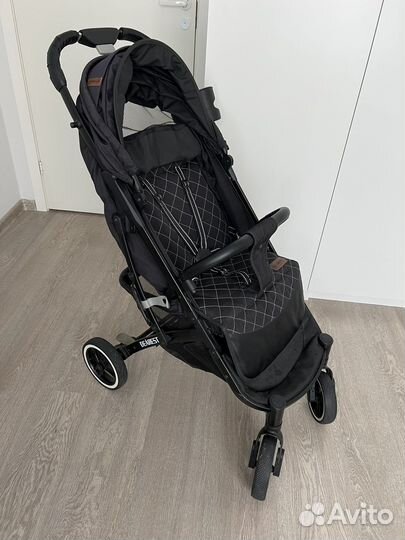 Прогулочная коляска Dearest с накидкой на ножки