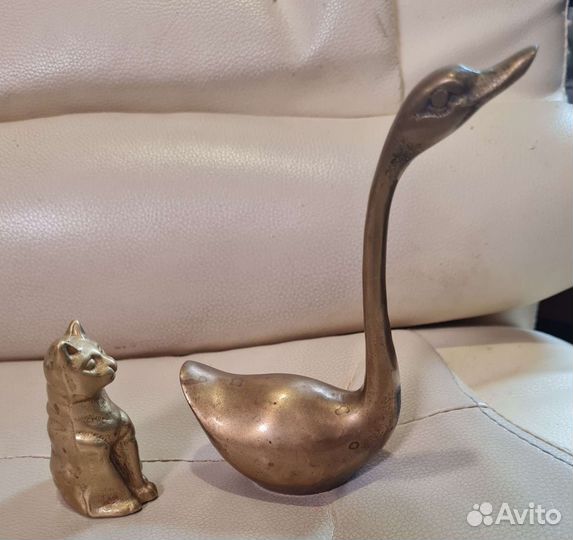 Лебедь и кот из бронзы