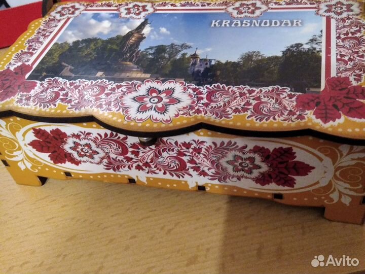 Деревянная шкатулка