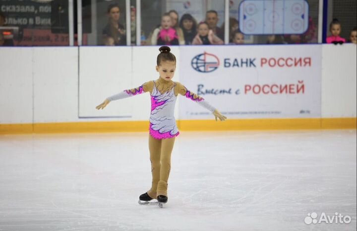 Костюм для выступлений по фигурному катанию