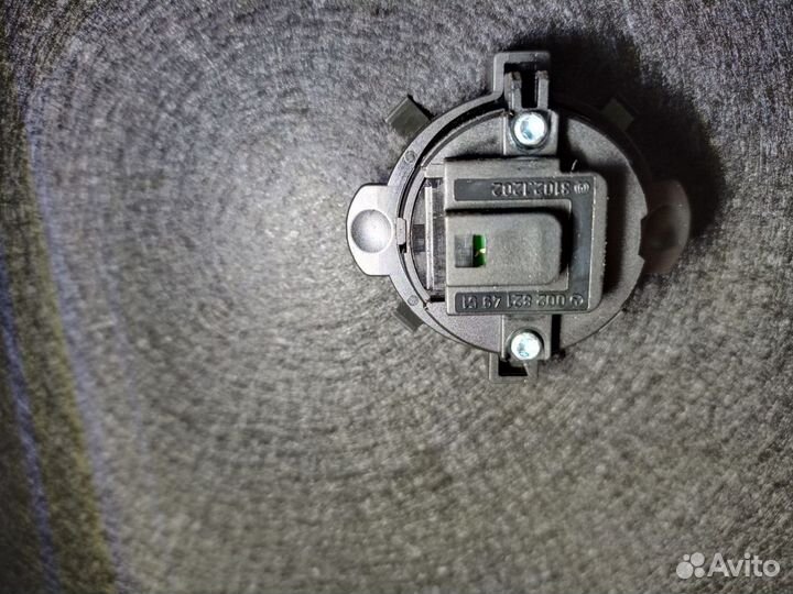 Обшивка багажника с кнопкой Mercedes W218 CLS550