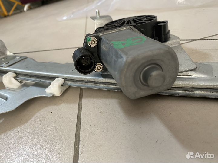 Стеклоподьемник передний левый Renault Duster