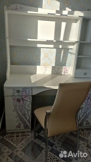 Письменный стол для школьника с навесным шкафом